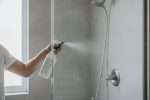Comment nettoyer une paroi de douche en plexiglas ?